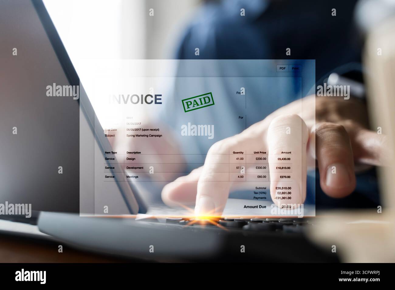 Uomo d'affari che utilizza un notebook per la conferma del pagamento delle fatture online, la fatturazione digitale, la contabilità finanziaria, la contabilità, l'innovazione tecnologica, d. finanziaria Foto Stock