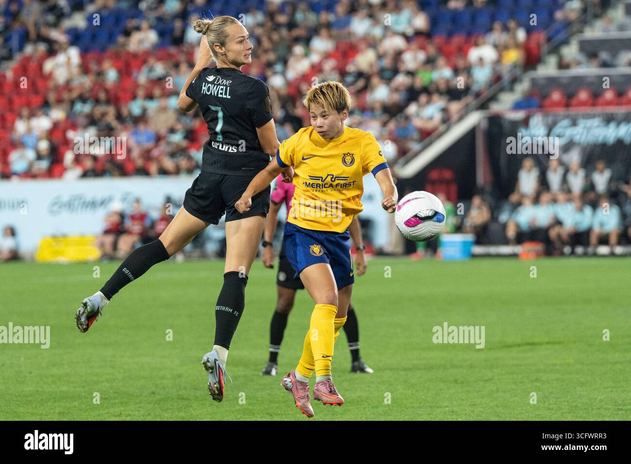 Jaelin Howell (7) di Gotham FC e Mina Tanaka (11) di Utah Royals in azione durante la stagione regolare NWSL Match Royals allo Sports Illustrated Stadium di Harrison, NJ il 23 agosto 2025. La partita si è conclusa con pareggio senza reti. Foto Stock