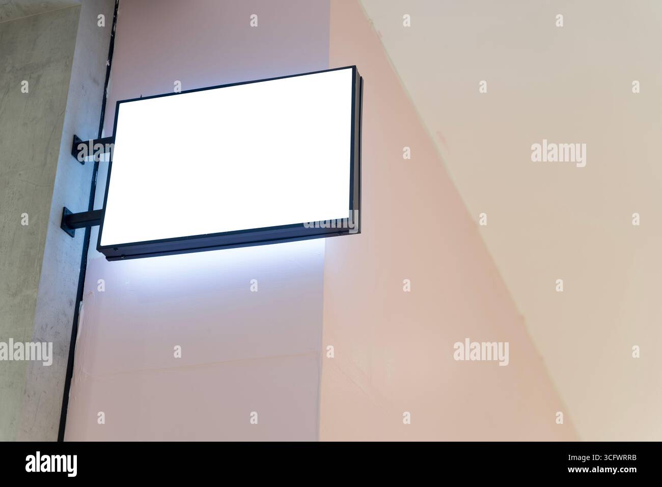 Segnaletica rettangolare vuota montata a parete con illuminazione, pronta per la pubblicità, il branding, il marketing, la promozione commerciale, business inf Foto Stock