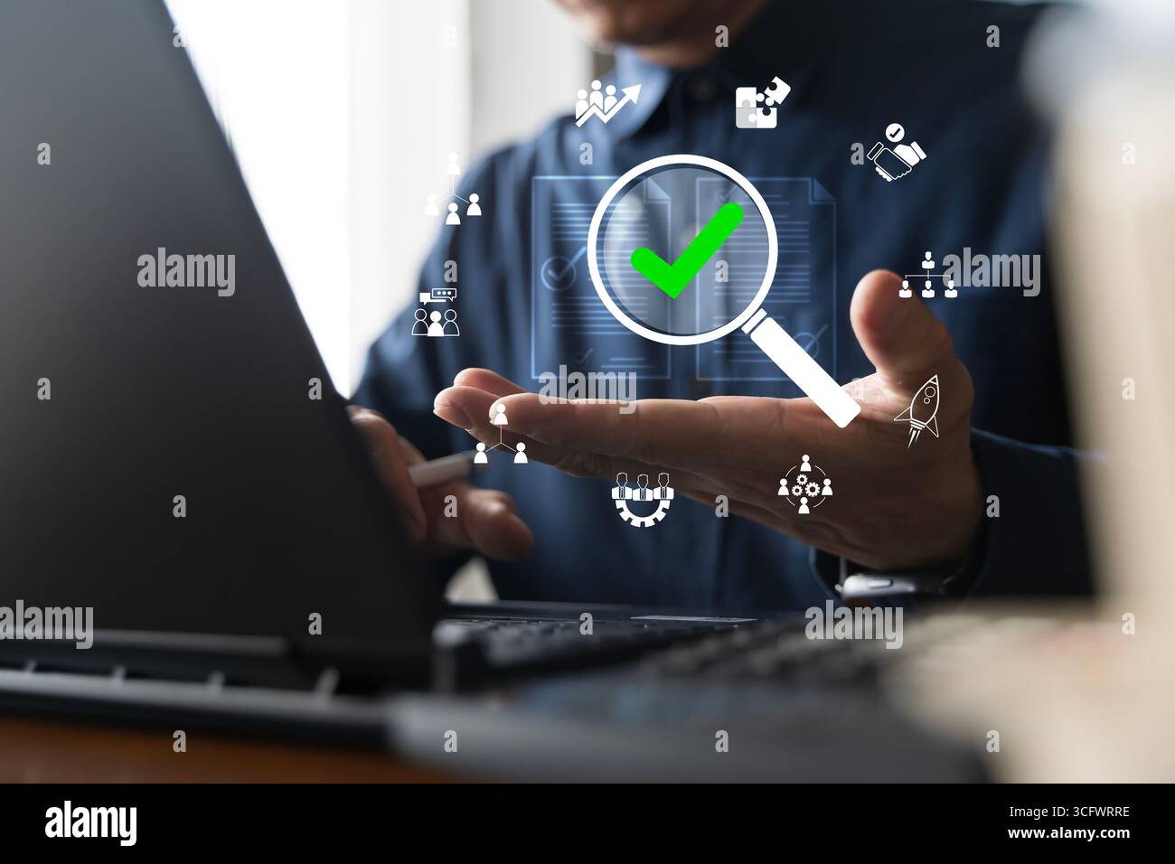 Uomo d'affari che analizza i dati digitali con lente d'ingrandimento e icone di verifica, concetto di analisi dei dati, garanzia di qualità, tecnologia, business int Foto Stock