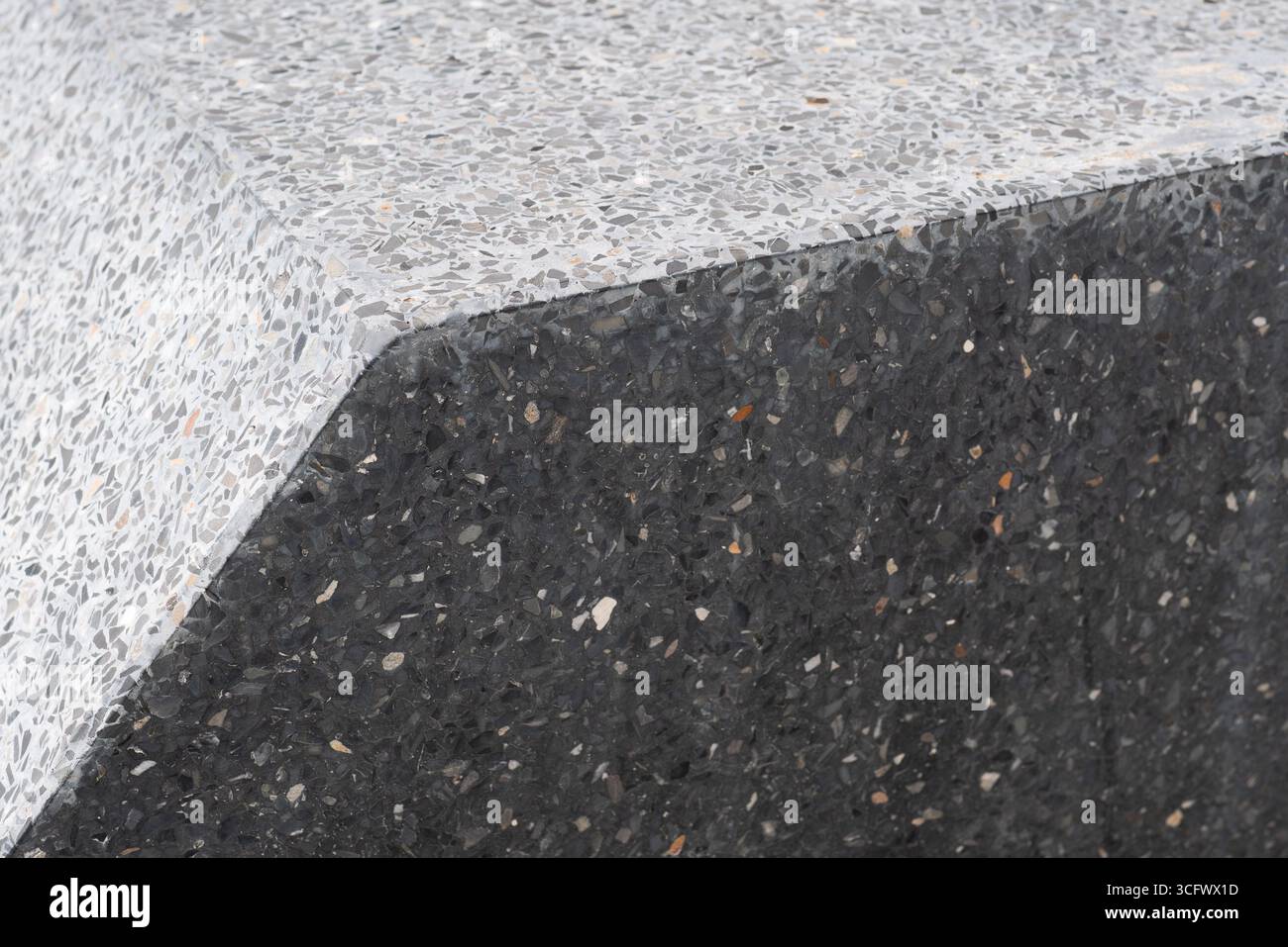 Il bordo del blocco Grey terrazzo crea uno spazio di forma geometrica in bianco e nero Foto Stock