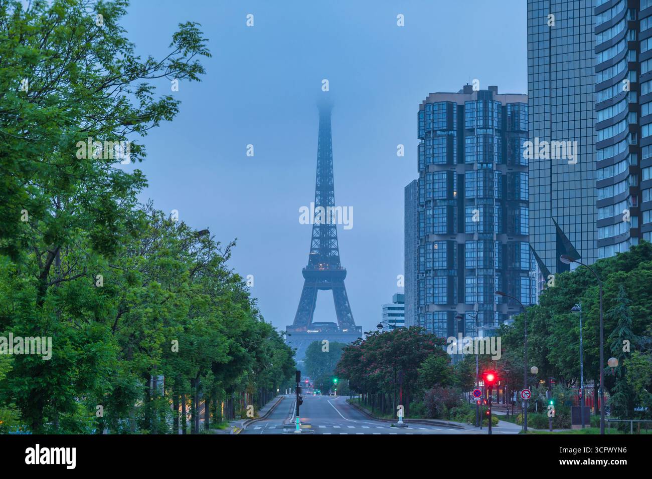 Parigi Francia, skyline notturno della città alla Torre Eiffel con strada e edificio architettonico Foto Stock