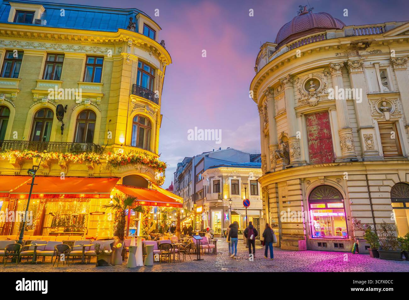 Bucarest, Romania - 19 MARZO 2025: Strada notturna della città Vecchia situata nel centro di Bucarest Foto Stock