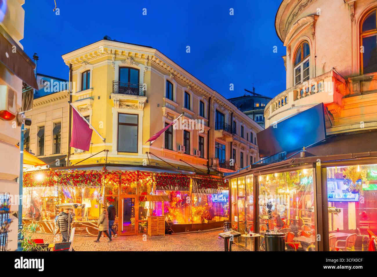 Bucarest, Romania - 19 MARZO 2025: Strada notturna della città Vecchia situata nel centro di Bucarest Foto Stock