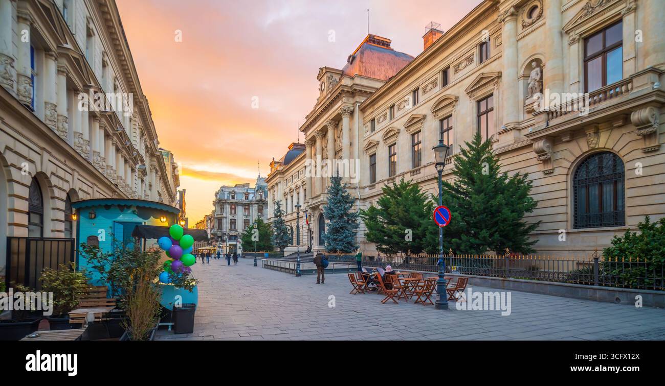 Bucarest, Romania - 19 MARZO 2025: Strada notturna della città Vecchia situata nel centro di Bucarest Foto Stock