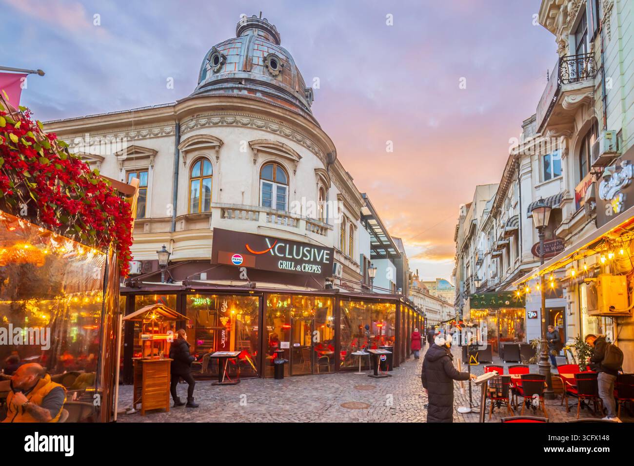 Bucarest, Romania - 19 MARZO 2025: Strada notturna della città Vecchia situata nel centro di Bucarest Foto Stock