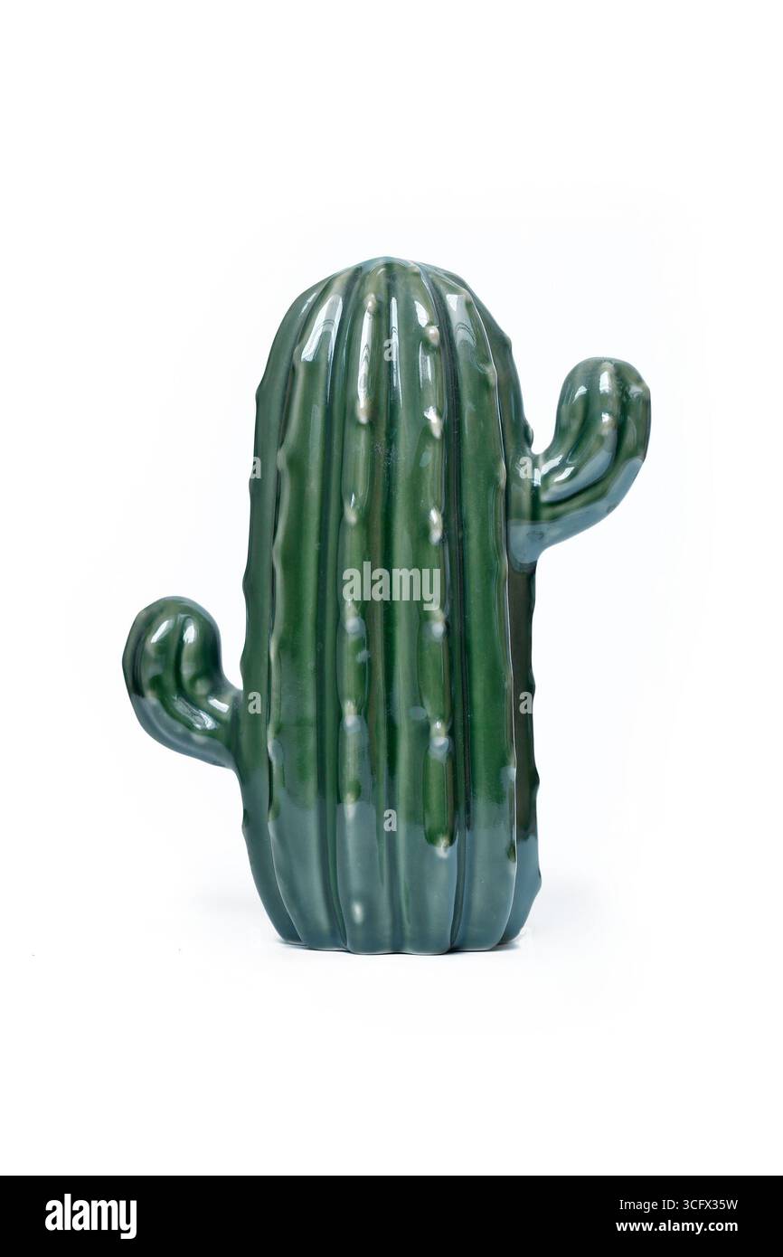 Oggetto decorativo cactus in ceramica verde su sfondo bianco Foto Stock