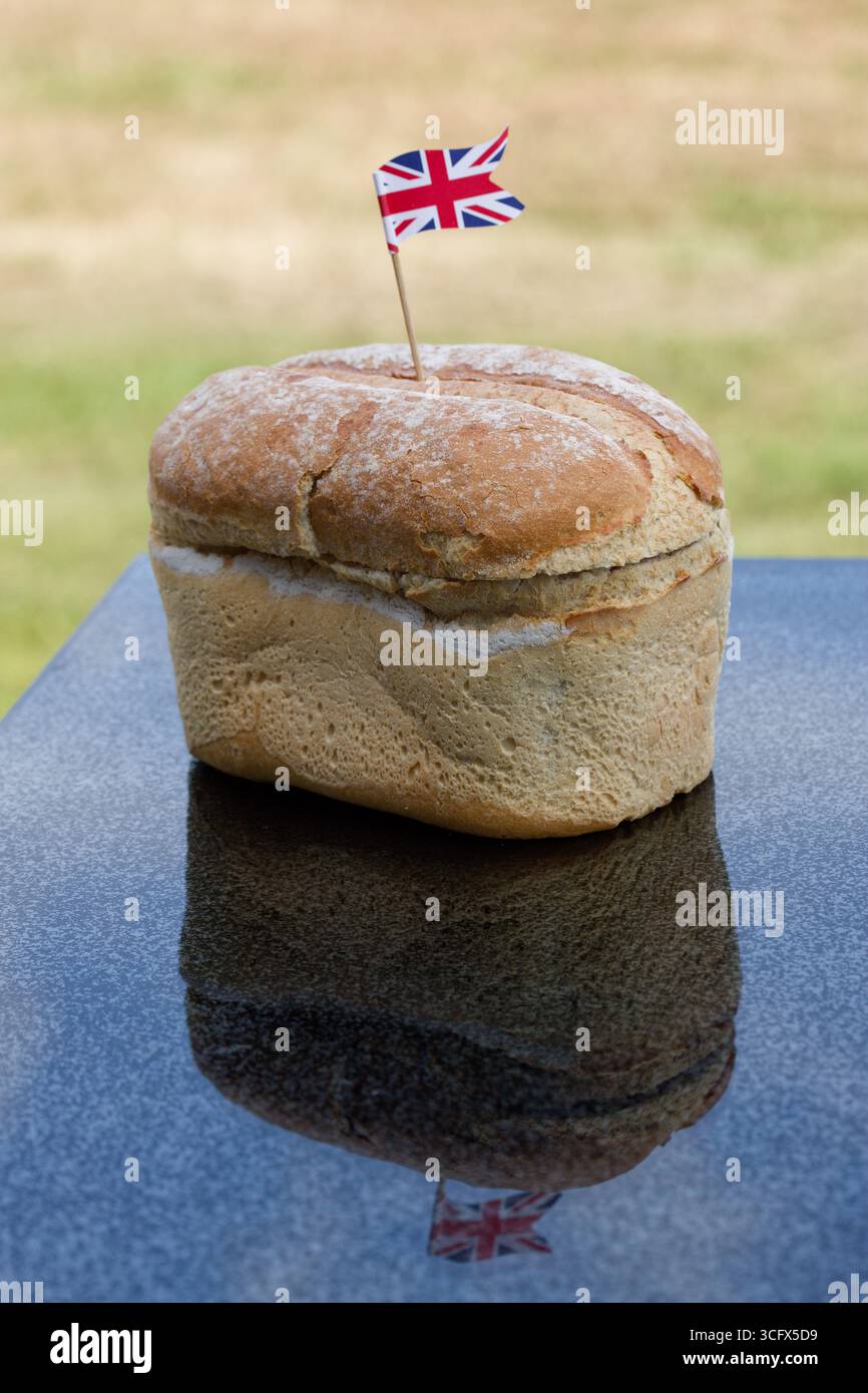 Una piccola pagnotta di pane bianco e croccante scavata, con all'interno salsicce calde da cocktail. Sollevate l'ascensore e vedrete una sorpresa! Mangia poco. Foto Stock