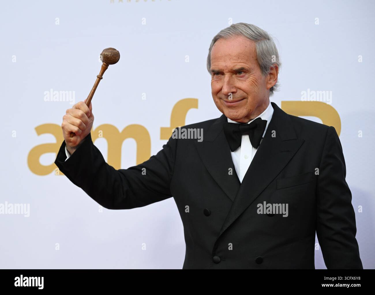 Salisburgo, Austria. 24 agosto 2025. ABD0154 20250824 - sul tappeto rosso all'amfAR Gala Life Aidhilfe Charity Gala HIV alla Residenz Salzburg di Salisburgo, Austria, il 24 agosto 2025. Auktionator Simon de Pury - FOTO: APA/BARBARA GINDL - 20250824 PD9909 credito: APA-PictureDesk/Alamy Live News Foto Stock