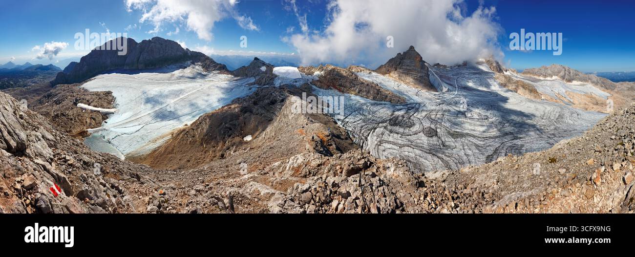 Panorama del ghiacciaio del Dachstein nelle Alpi austriache. Bel paesaggio montano. L'altopiano è il posto migliore per sciare, la Stiria. Foto Stock