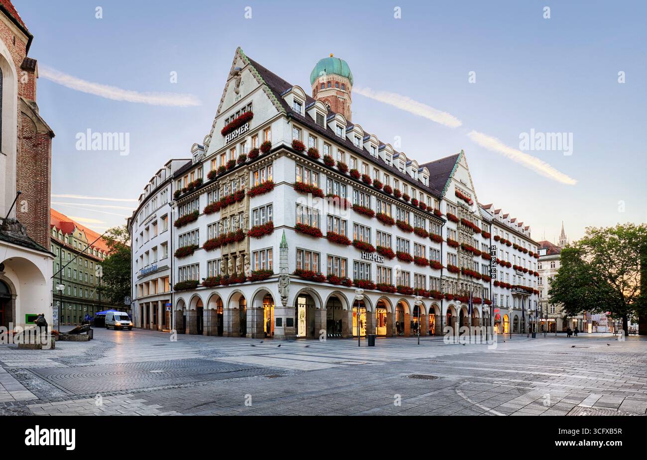 Monaco di Baviera, Germania - agosto 30 2023: L'esterno della HIRMER Stammhaus nella città di Monaco, Germania. HIRMER è un negozio di moda maschile. Un bel blu Foto Stock