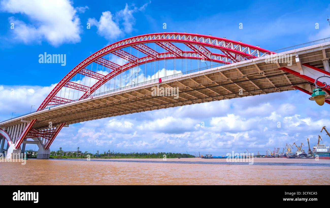 Hai Phong, Vietnam - 25 giugno 2025: Ponte Hoang Van Thu a hai Phong, Vietnam in mattinata Foto Stock