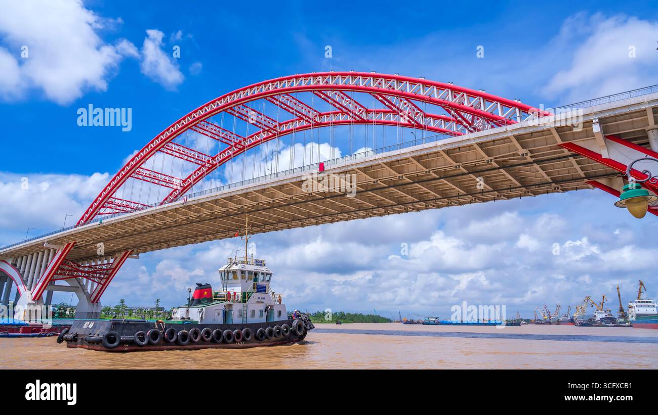 Hai Phong, Vietnam - 25 giugno 2025: Ponte Hoang Van Thu a hai Phong, Vietnam in mattinata Foto Stock