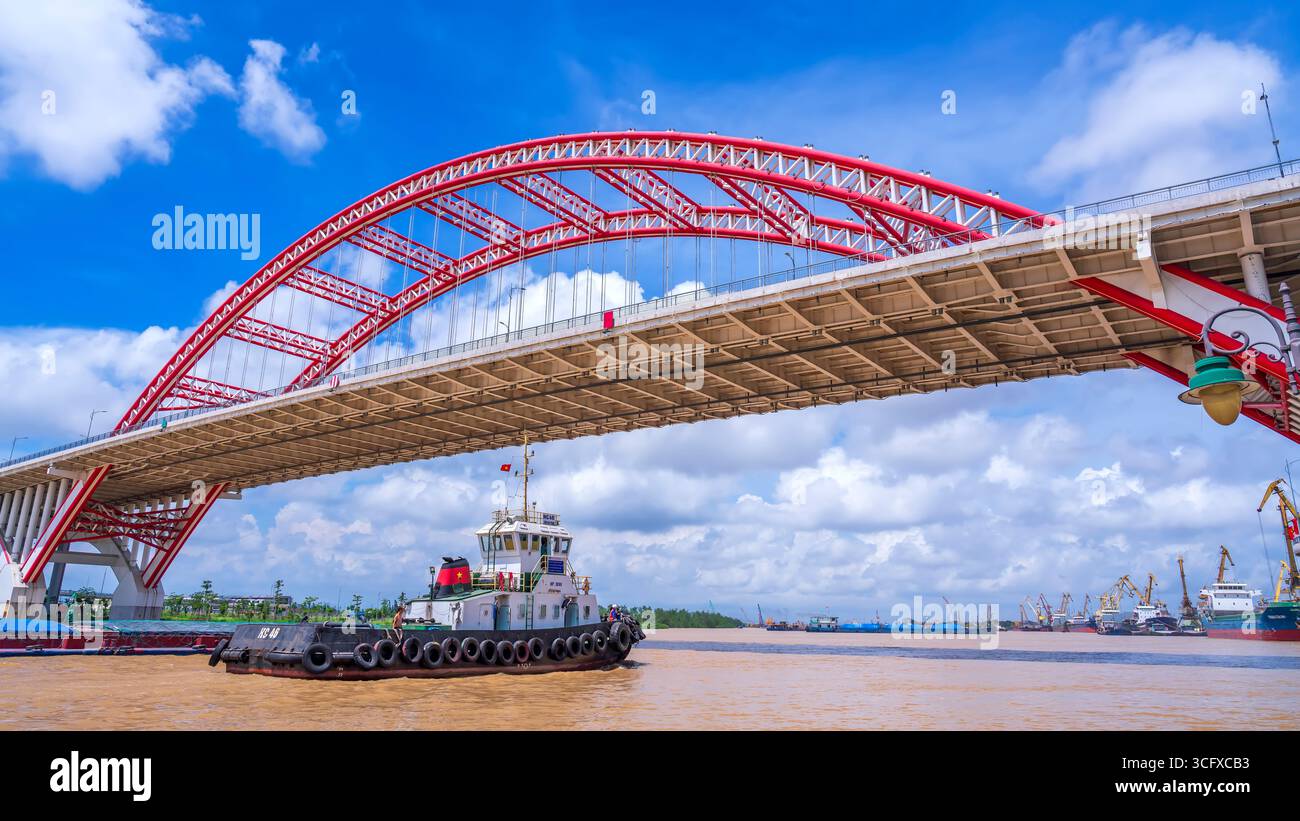 Hai Phong, Vietnam - 25 giugno 2025: Ponte Hoang Van Thu a hai Phong, Vietnam in mattinata Foto Stock