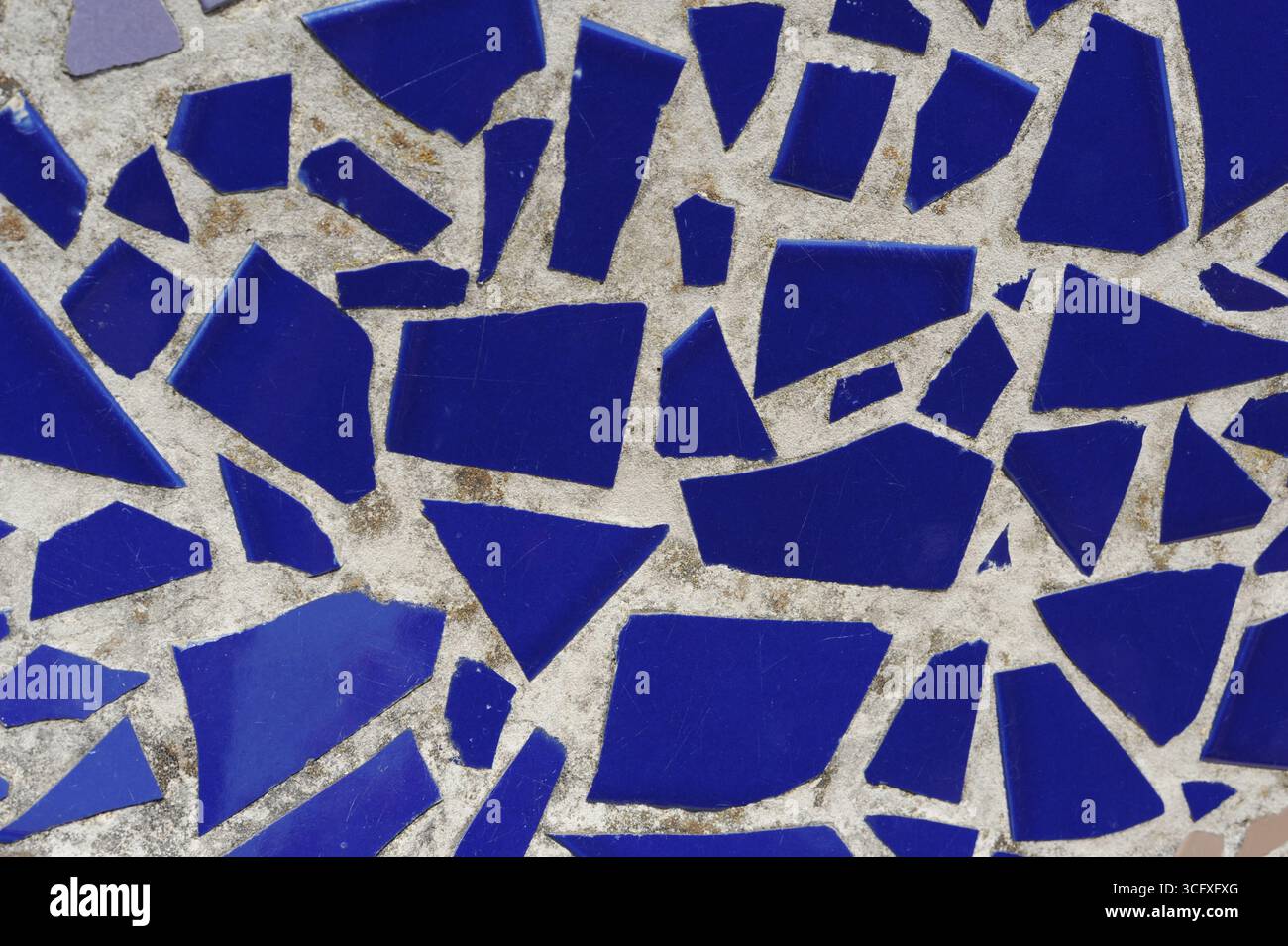 Mosaico di piastrelle di ceramica su una parete. Foto ravvicinata di piastrelle decorative, vintage e artistiche che creano un motivo geometrico. Foto Stock