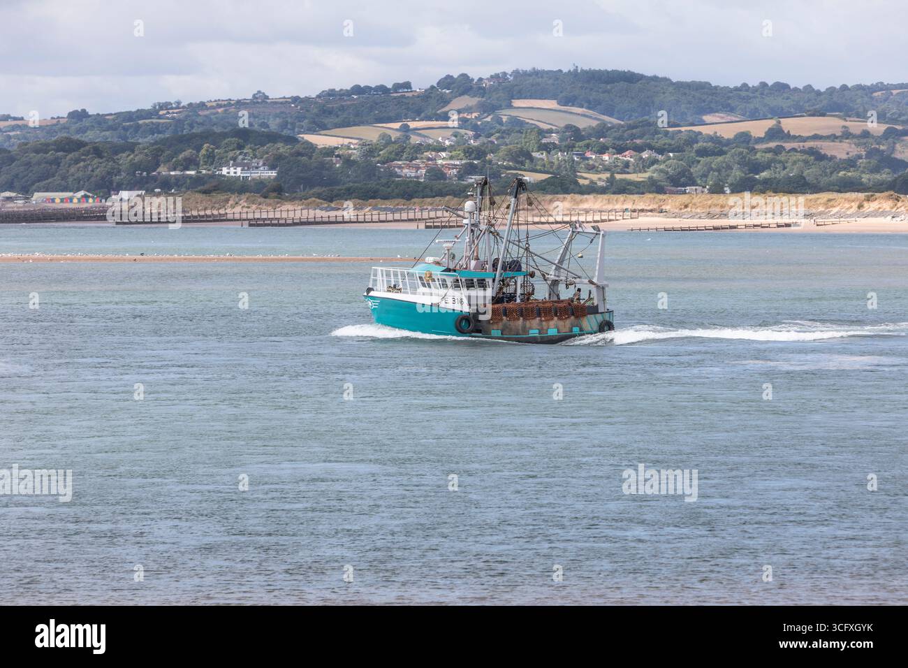 Una barca da pesca sulla foce del fiume exe a Exmouth Foto Stock
