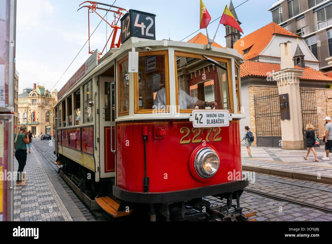 Praga, Repubblica Ceca, tram pubblico storico, tram di fronte in via, 42 Foto Stock