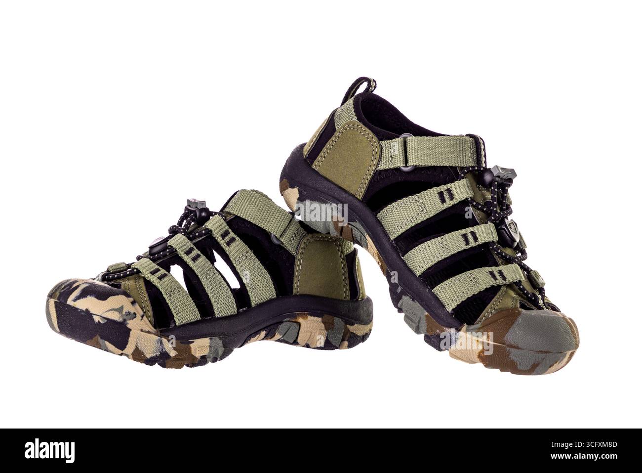 Coppia di sandali verdi per avventure all'aperto con suole camouflage per escursioni Foto Stock