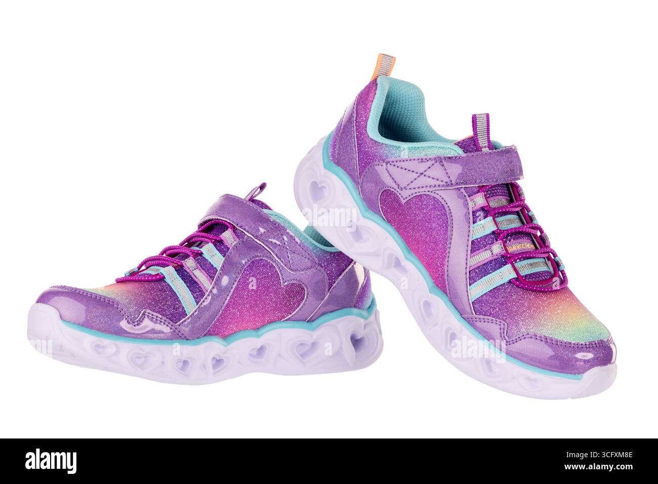 Scarpe vivaci per bambini con luci e colorato design a cuore su sfondo bianco Foto Stock