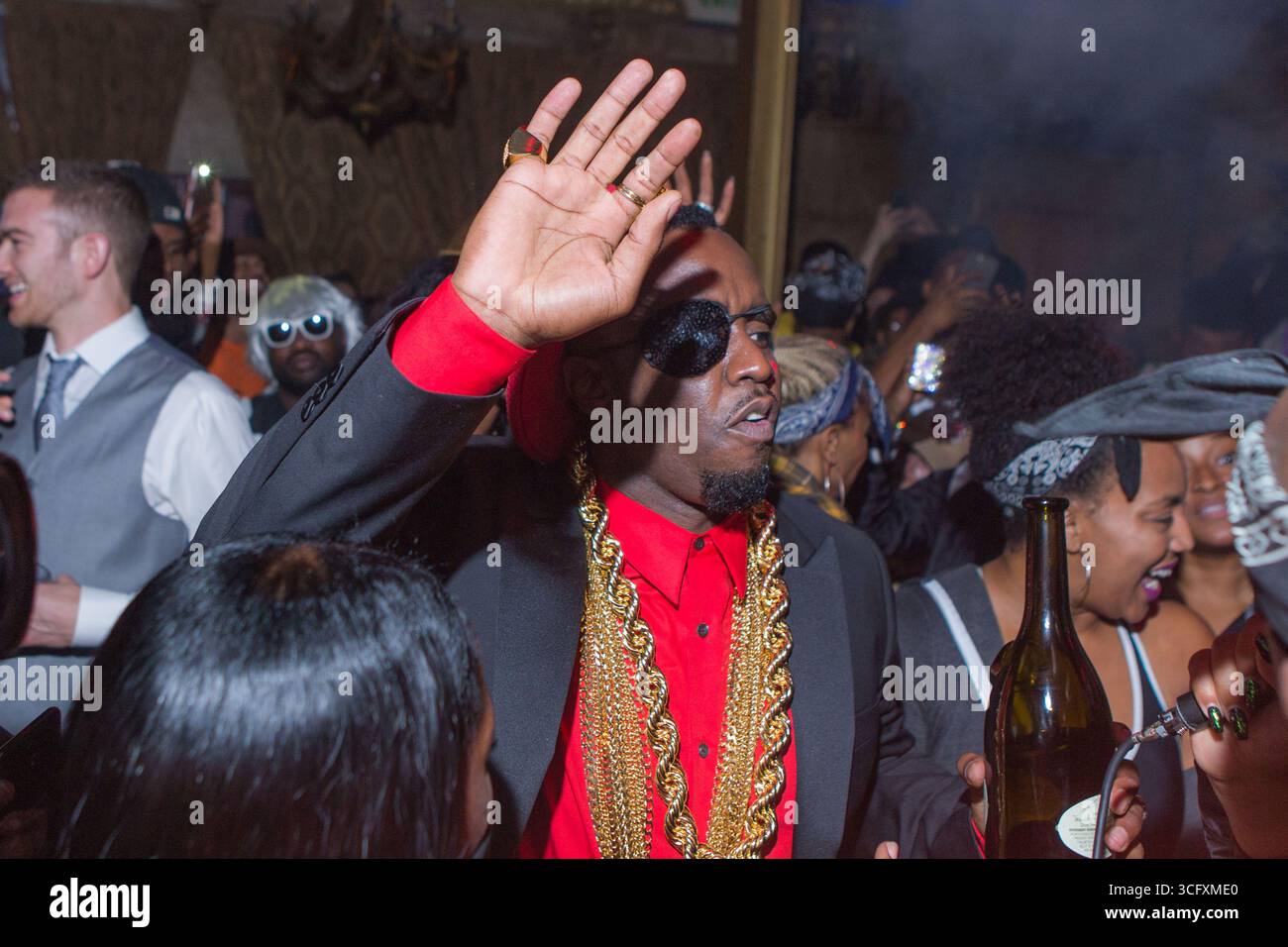 (FILE) il marito di Gloria Estefan, Emilio, minaccia una causa contro Diddy Accuser per accuse di «Freak Off». HOLLYWOOD, LOS ANGELES, CALIFORNIA, Stati Uniti d'America - OTTOBRE 31: Rapper, cantante, attore, produttore discografico e produttore discografico americano Diddy (Sean Love Combs, noto anche con i suoi nomi d'arte Puff Daddy o P. Diddy) partecipa all'Halloween Party del 90 al Joseph's Cafe il 31 ottobre 2017 a Hollywood, Los Angeles, California, Stati Uniti. (Foto di Rudy Torres/Image Press Agency) Foto Stock