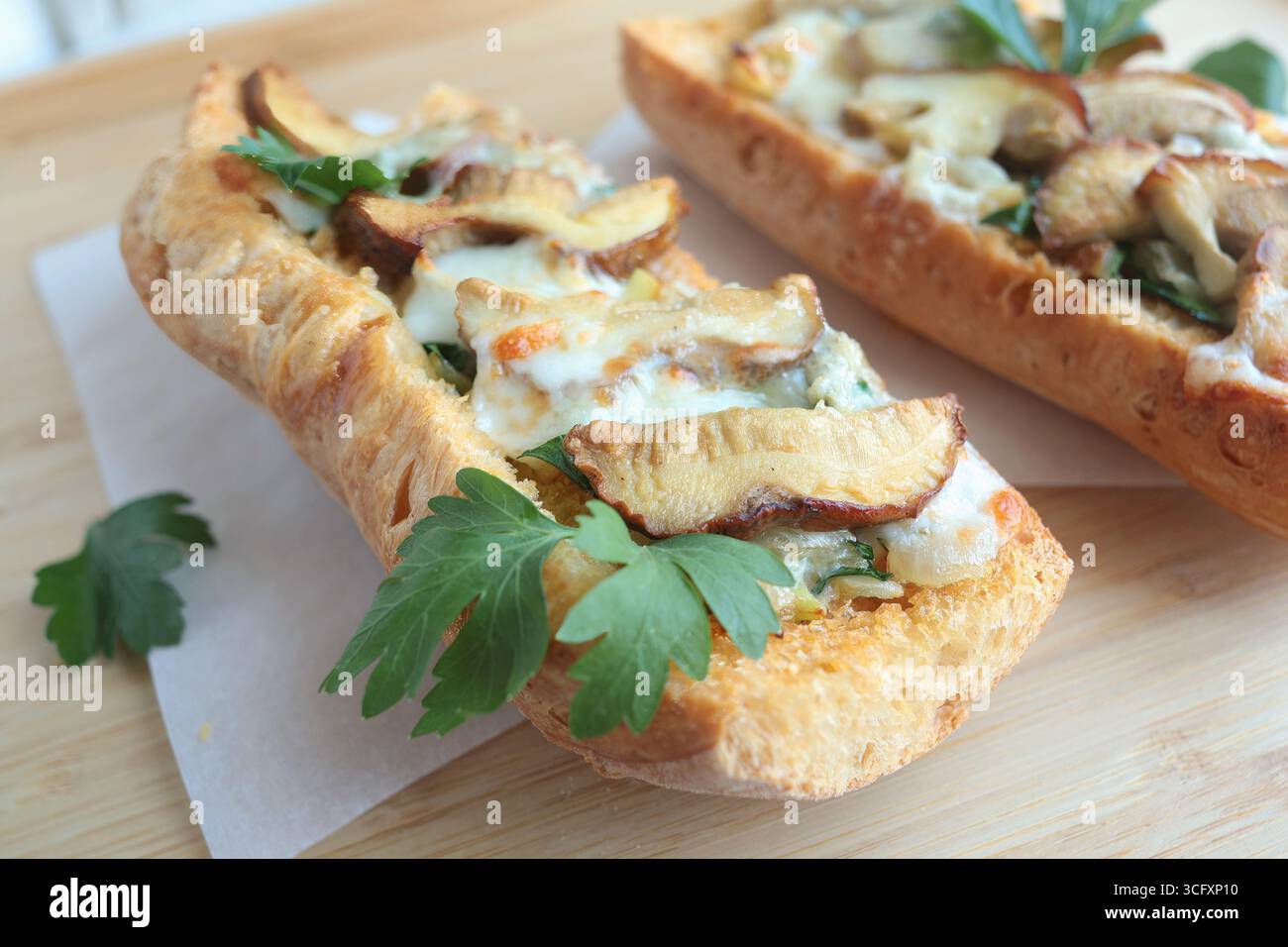 Crostini con funghi porcini e formaggio. Cibo e prodotti di qualità. Cucina tradizionale italiana. Foto Stock