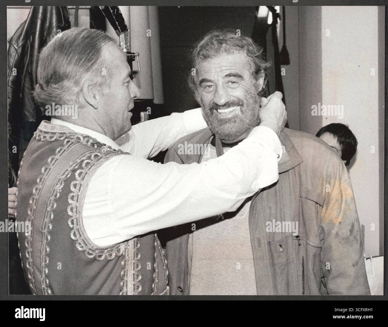 Köln - der Präsident der Prinzengarde Köln, Hans Becker (l.) überreicht dem französischen Schauspieler Jean-Paul Belmondo (*09.04.1933 / +06.09.2021) den Sessionsorden der Prinzengarde Foto Stock