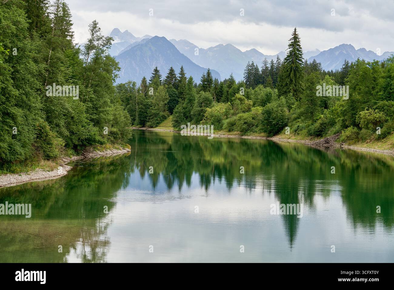 Auwaldsee nelle Alpi di Allgeau vicino a Fischen Foto Stock