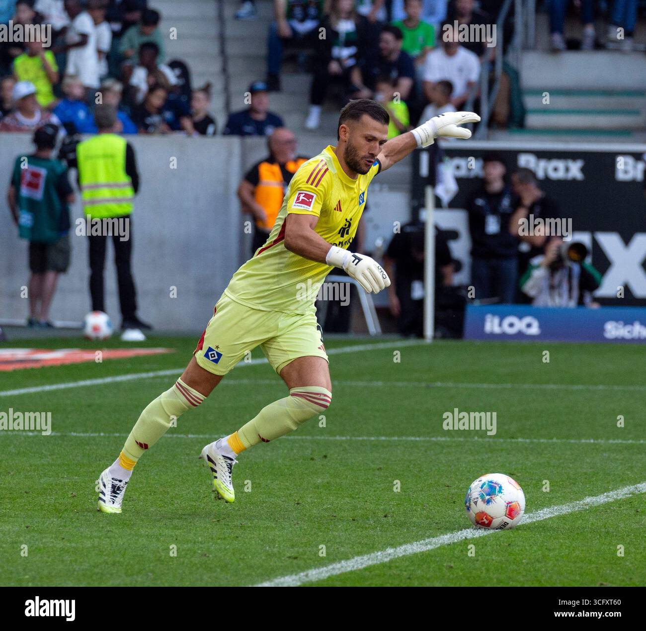 Sport, calcio, Bundesliga, 2025/2026, Borussia Moenchengladbach vs. Hamburger SV 0-0, 24.08.2025, Stadio Borussia Park, scena della partita, calcio porta del portiere Daniel Heuer Fernandes (HSV), LE NORMATIVE del DFL VIETANO QUALSIASI USO DI FOTOGRAFIE COME SEQUENZE DI IMMAGINI E/O QUASI-VIDEO Foto Stock