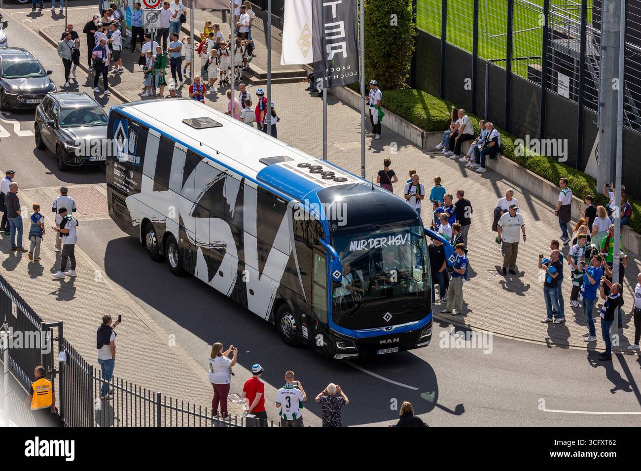 Sport, calcio, Bundesliga, 2025/2026, Borussia Moenchengladbach vs. Hamburger SV 0-0, 24.08.2025, Stadio Borussia Park, i tifosi di calcio aspettano l'autobus della squadra di Amburgo, I REGOLAMENTI del DFL VIETANO QUALSIASI USO DI FOTOGRAFIE COME SEQUENZE DI IMMAGINI E/O QUASI-VIDEO Foto Stock