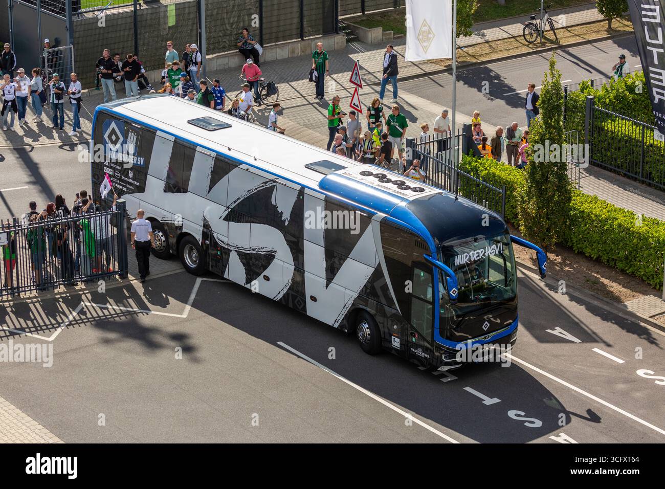 Sport, calcio, Bundesliga, 2025/2026, Borussia Moenchengladbach vs. Hamburger SV 0-0, 24.08.2025, Stadio Borussia Park, i tifosi di calcio aspettano l'autobus della squadra di Amburgo, I REGOLAMENTI del DFL VIETANO QUALSIASI USO DI FOTOGRAFIE COME SEQUENZE DI IMMAGINI E/O QUASI-VIDEO Foto Stock