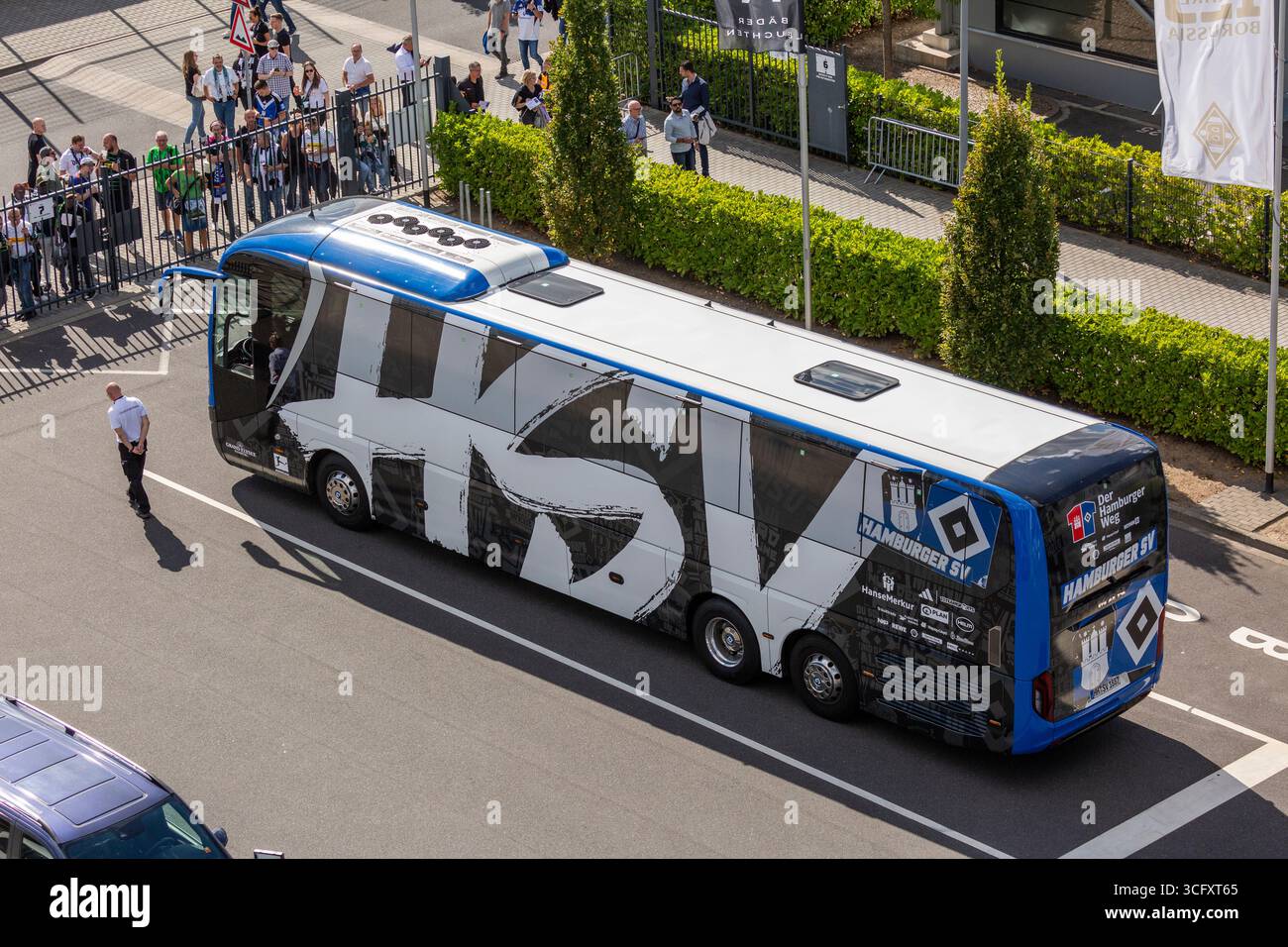 Sport, calcio, Bundesliga, 2025/2026, Borussia Moenchengladbach vs. Hamburger SV 0-0, 24.08.2025, Stadio Borussia Park, i tifosi di calcio aspettano l'autobus della squadra di Amburgo, I REGOLAMENTI del DFL VIETANO QUALSIASI USO DI FOTOGRAFIE COME SEQUENZE DI IMMAGINI E/O QUASI-VIDEO Foto Stock
