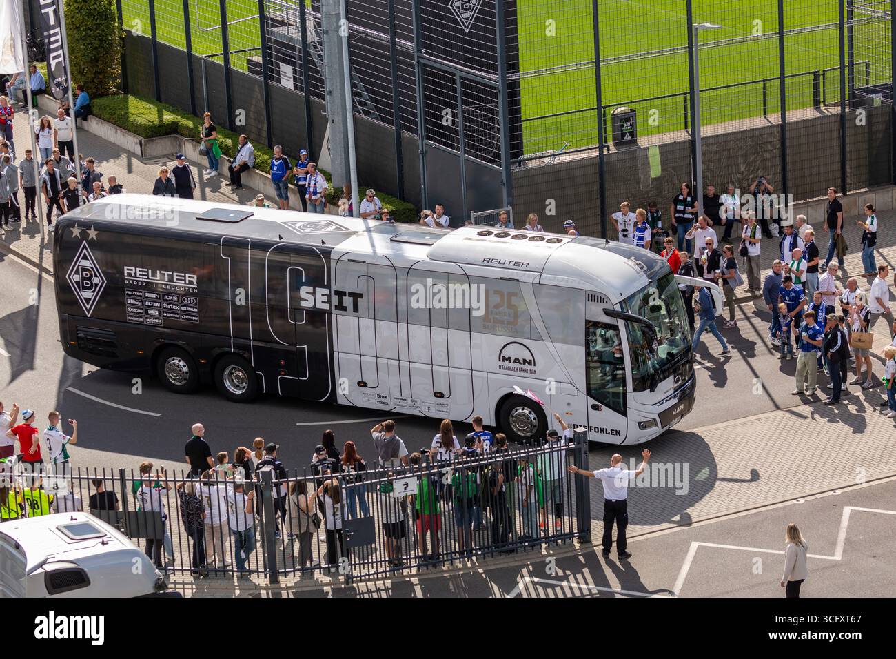 Sport, calcio, Bundesliga, 2025/2026, Borussia Moenchengladbach vs. Hamburger SV 0-0, 24.08.2025, Stadio Borussia Park, i tifosi di calcio aspettano l'autobus della squadra Gladbach, LE NORMATIVE DFL VIETANO QUALSIASI USO DI FOTOGRAFIE COME SEQUENZE DI IMMAGINI E/O QUASI-VIDEO Foto Stock