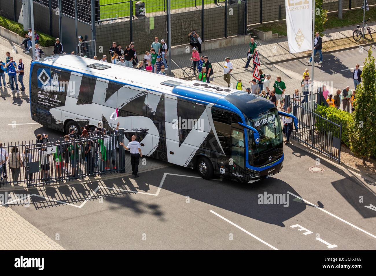Sport, calcio, Bundesliga, 2025/2026, Borussia Moenchengladbach vs. Hamburger SV 0-0, 24.08.2025, Stadio Borussia Park, i tifosi di calcio aspettano l'autobus della squadra di Amburgo, I REGOLAMENTI del DFL VIETANO QUALSIASI USO DI FOTOGRAFIE COME SEQUENZE DI IMMAGINI E/O QUASI-VIDEO Foto Stock