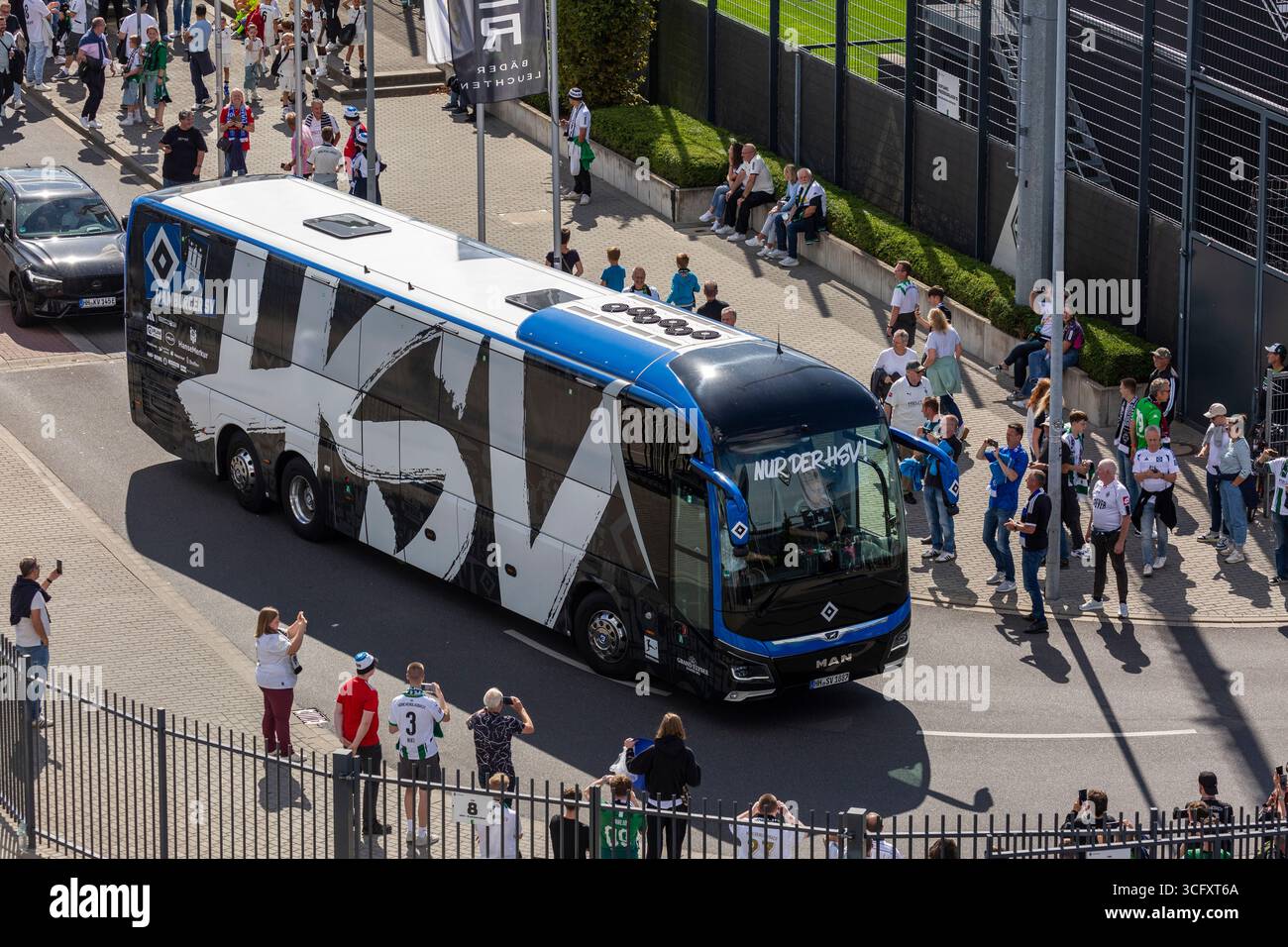 Sport, calcio, Bundesliga, 2025/2026, Borussia Moenchengladbach vs. Hamburger SV 0-0, 24.08.2025, Stadio Borussia Park, i tifosi di calcio aspettano l'autobus della squadra di Amburgo, I REGOLAMENTI del DFL VIETANO QUALSIASI USO DI FOTOGRAFIE COME SEQUENZE DI IMMAGINI E/O QUASI-VIDEO Foto Stock
