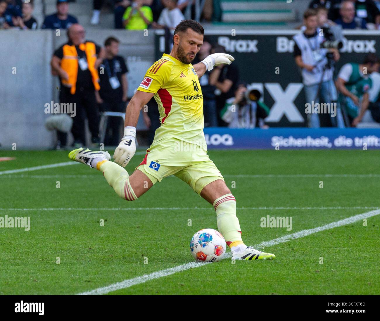 Sport, calcio, Bundesliga, 2025/2026, Borussia Moenchengladbach vs. Hamburger SV 0-0, 24.08.2025, Stadio Borussia Park, scena della partita, calcio porta del portiere Daniel Heuer Fernandes (HSV), LE NORMATIVE del DFL VIETANO QUALSIASI USO DI FOTOGRAFIE COME SEQUENZE DI IMMAGINI E/O QUASI-VIDEO Foto Stock