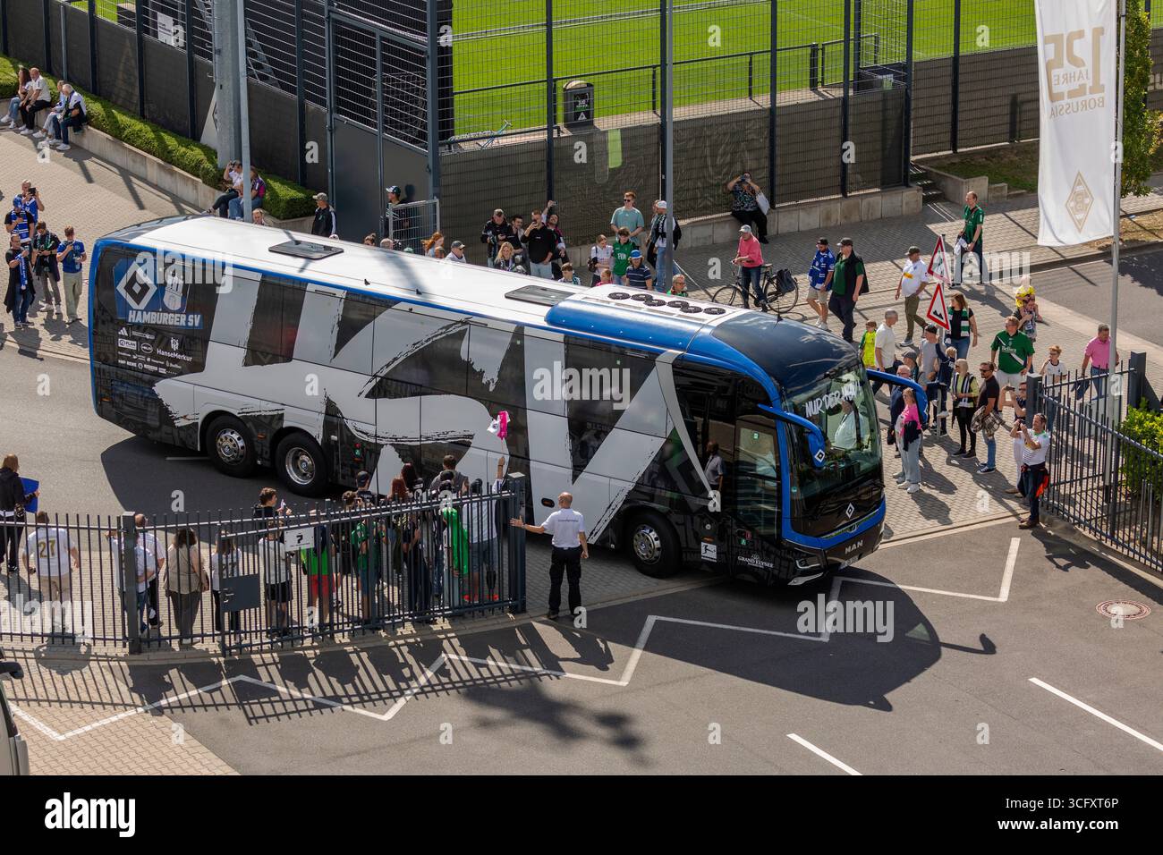 Sport, calcio, Bundesliga, 2025/2026, Borussia Moenchengladbach vs. Hamburger SV 0-0, 24.08.2025, Stadio Borussia Park, i tifosi di calcio aspettano l'autobus della squadra di Amburgo, I REGOLAMENTI del DFL VIETANO QUALSIASI USO DI FOTOGRAFIE COME SEQUENZE DI IMMAGINI E/O QUASI-VIDEO Foto Stock