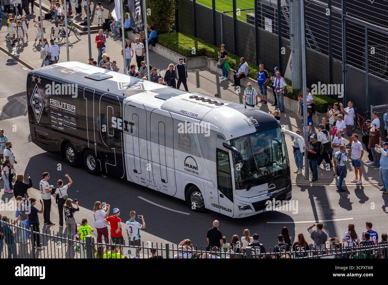 Sport, calcio, Bundesliga, 2025/2026, Borussia Moenchengladbach vs. Hamburger SV 0-0, 24.08.2025, Stadio Borussia Park, i tifosi di calcio aspettano l'autobus della squadra Gladbach, LE NORMATIVE DFL VIETANO QUALSIASI USO DI FOTOGRAFIE COME SEQUENZE DI IMMAGINI E/O QUASI-VIDEO Foto Stock