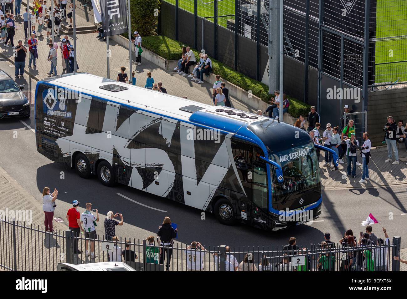 Sport, calcio, Bundesliga, 2025/2026, Borussia Moenchengladbach vs. Hamburger SV 0-0, 24.08.2025, Stadio Borussia Park, i tifosi di calcio aspettano l'autobus della squadra di Amburgo, I REGOLAMENTI del DFL VIETANO QUALSIASI USO DI FOTOGRAFIE COME SEQUENZE DI IMMAGINI E/O QUASI-VIDEO Foto Stock