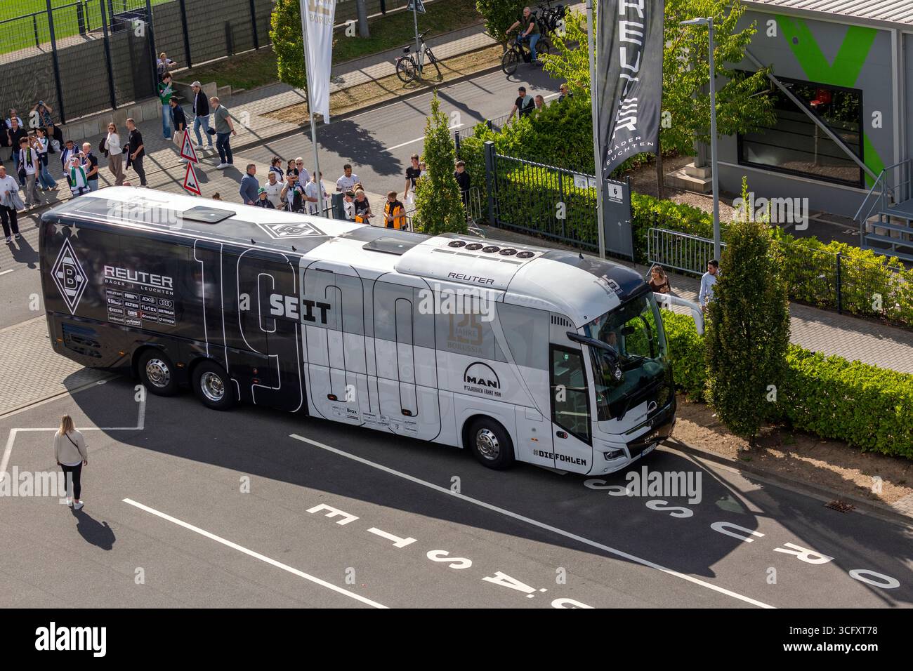 Sport, calcio, Bundesliga, 2025/2026, Borussia Moenchengladbach vs. Hamburger SV 0-0, 24.08.2025, Stadio Borussia Park, i tifosi di calcio aspettano l'autobus della squadra Gladbach, LE NORMATIVE DFL VIETANO QUALSIASI USO DI FOTOGRAFIE COME SEQUENZE DI IMMAGINI E/O QUASI-VIDEO Foto Stock