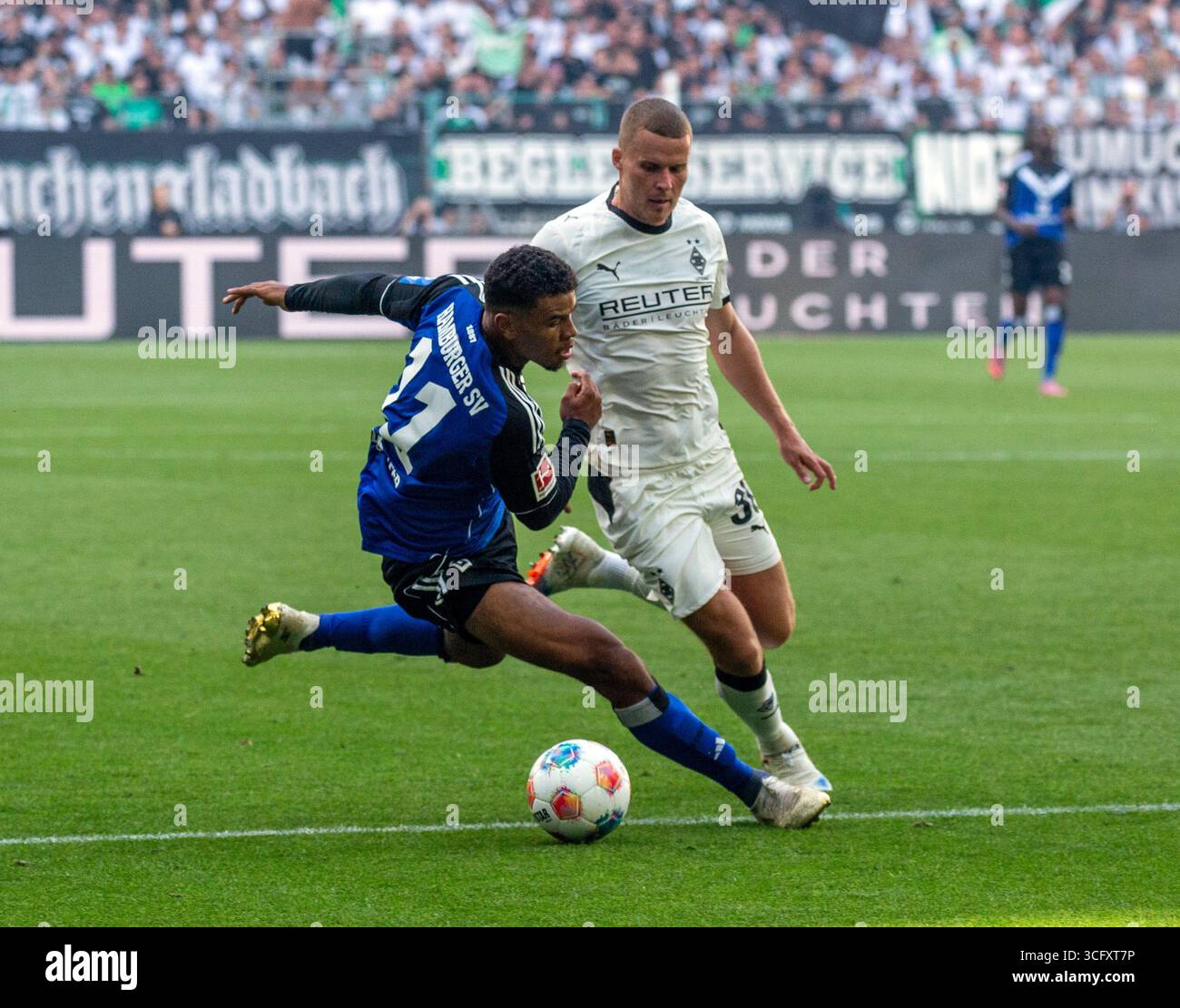 Sport, calcio, Bundesliga, 2025/2026, Borussia Moenchengladbach vs. Hamburger SV 0-0, 24.08.2025, Stadio Borussia Park, scena della partita, duello tra Ransford Yeboah Koenigsdoerffer (HSV) e Nico Elvedi (MG), I REGOLAMENTI DFL VIETANO QUALSIASI USO DI FOTOGRAFIE COME SEQUENZE DI IMMAGINI E/O QUASI-VIDEO Foto Stock