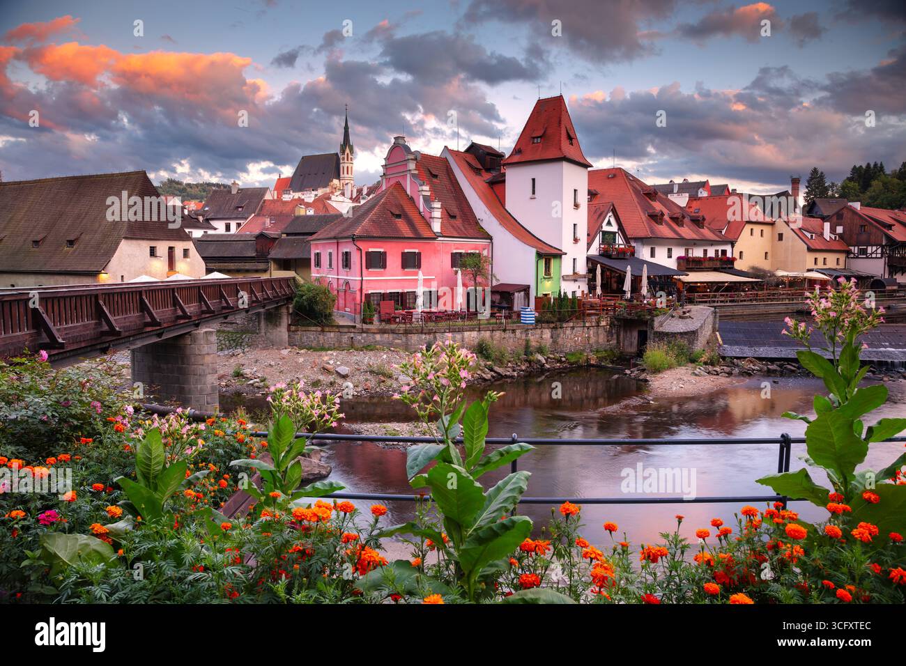 Cesky Krumlov, Repubblica Ceca. Immagine del paesaggio urbano di Cesky Krumlov, Repubblica Ceca, al bellissimo tramonto estivo. Foto Stock