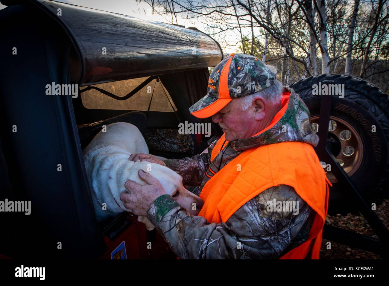 Ritratto di un anziano con cane, Biwabik, Minnesota, Stati Uniti Foto Stock