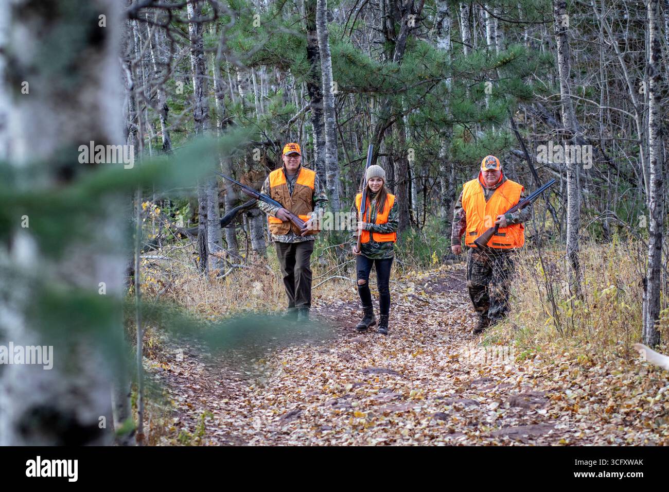 Tre generazioni di famiglie a caccia, Biwabik, Minnesota, Stati Uniti Foto Stock