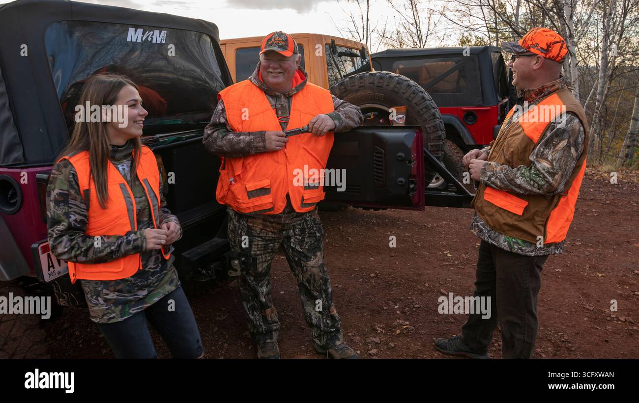 Famiglia di tre generazioni in gita di caccia, Biwabik, Minnesota, Stati Uniti Foto Stock