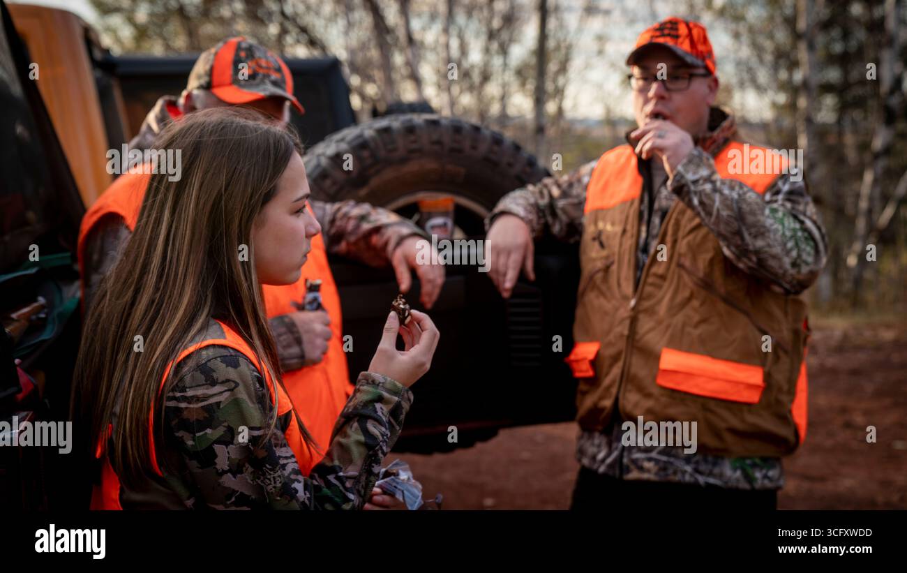 Famiglia di tre generazioni che fa una pausa per uno spuntino durante la caccia a Biwabik, Minnesota, Stati Uniti Foto Stock