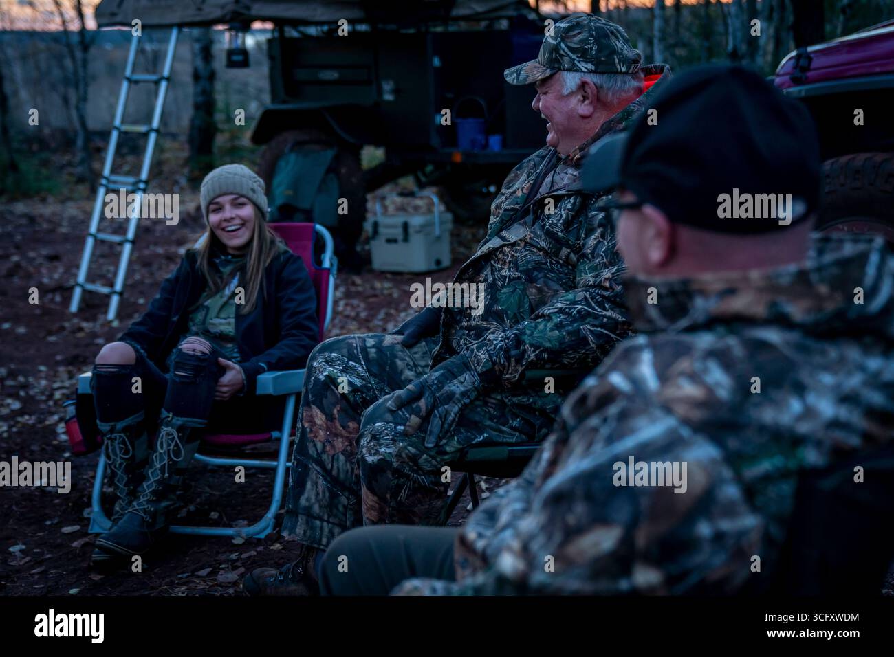 La famiglia si siede insieme durante il campeggio a Biwabik, Minnesota, Stati Uniti Foto Stock