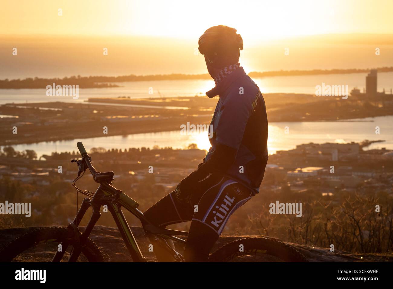 Ciclista che ammira l'alba, Duluth, Minnesota, Stati Uniti Foto Stock