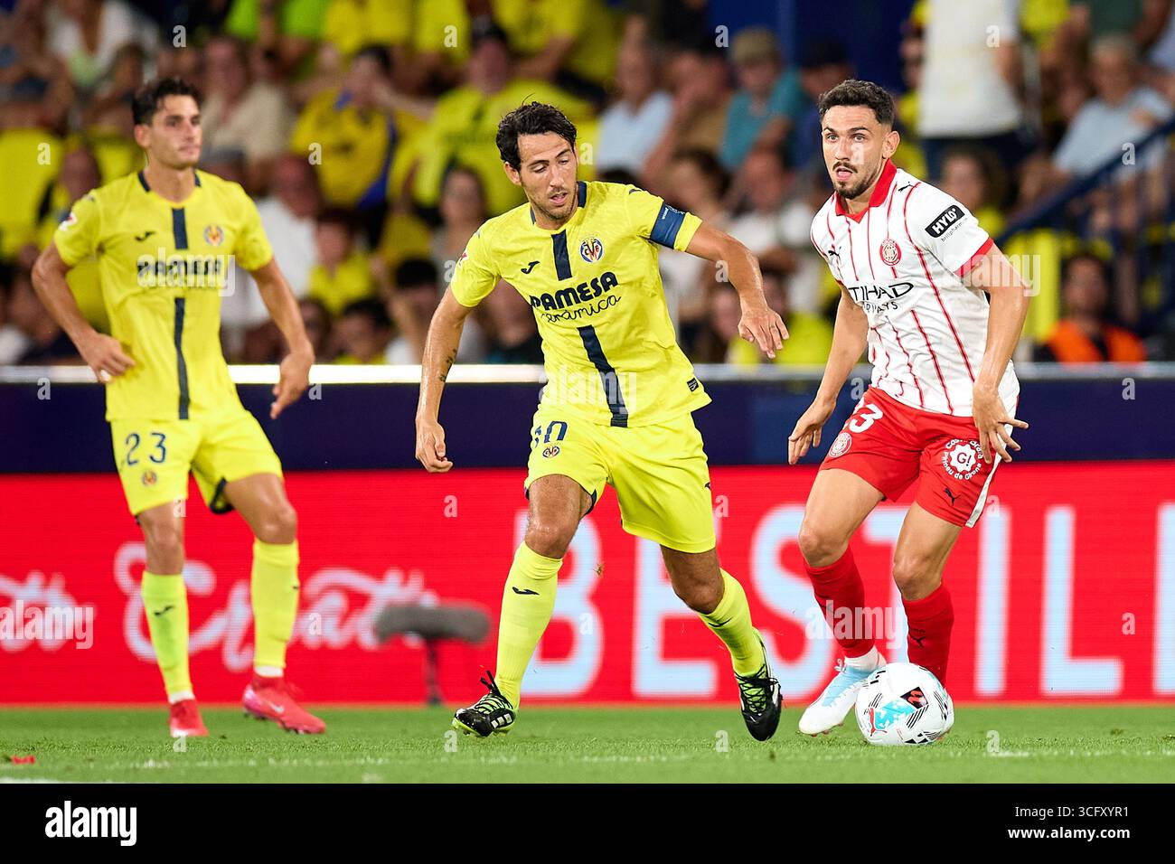 Ivan Martin di Girona FC e Dani Parejo di Villarreal CF visti in azione durante l'amichevole del Trofeo la ceramica tra Villarreal CF e Aston Foto Stock
