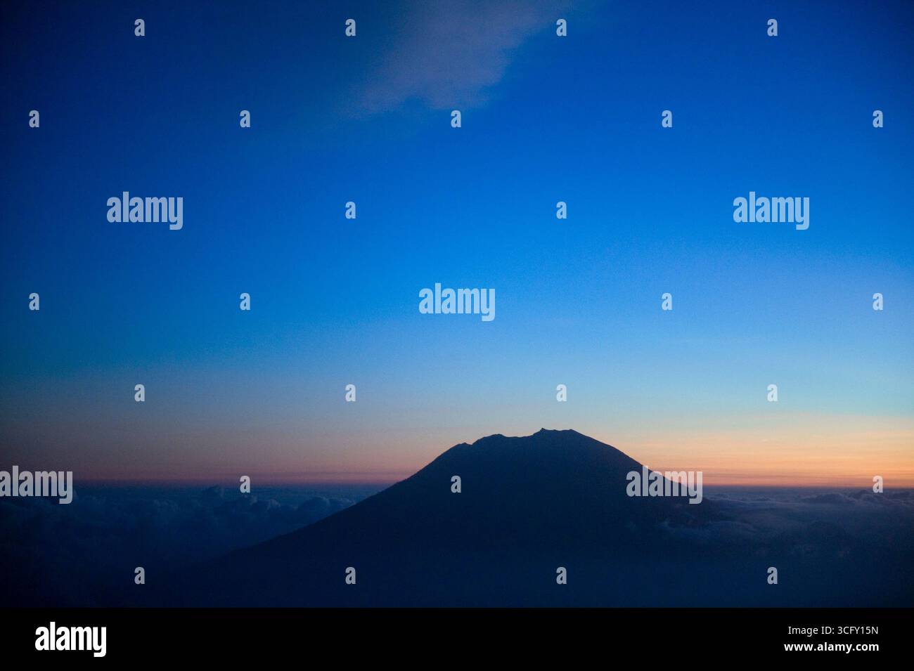 Il picco del Monte Agung visto dalla finestra di un aereo Foto Stock
