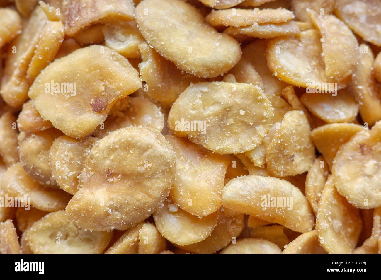 Foto ravvicinata dei fagioli organici tostati, messa a fuoco selettiva. Foto Stock